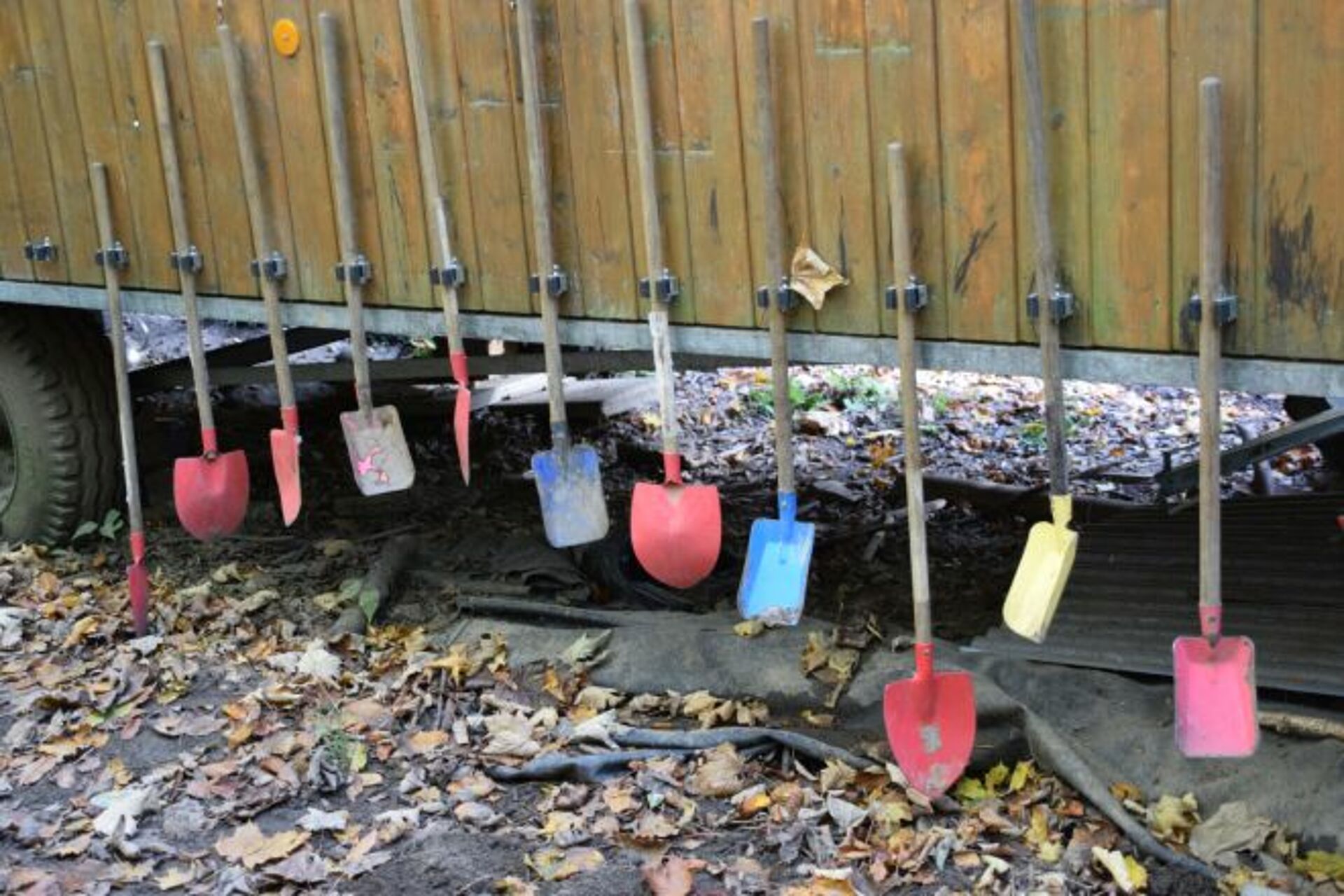 Schaufeln für Kinder hängen am Bauwagen des Waldshuter Waldkindergartens